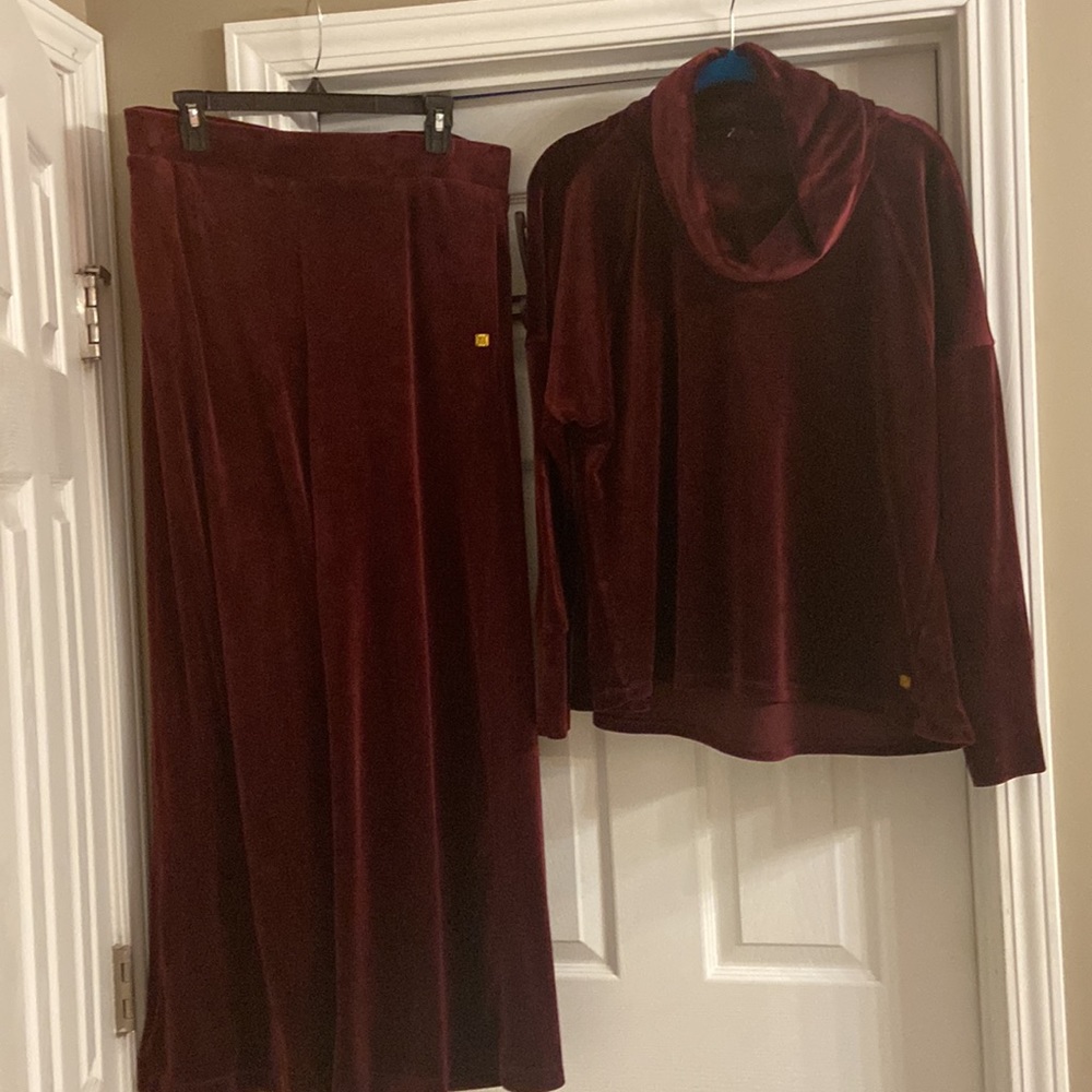 Reduced! Anne Klein Velour Sports loungewear Top and matching pants  size Large.